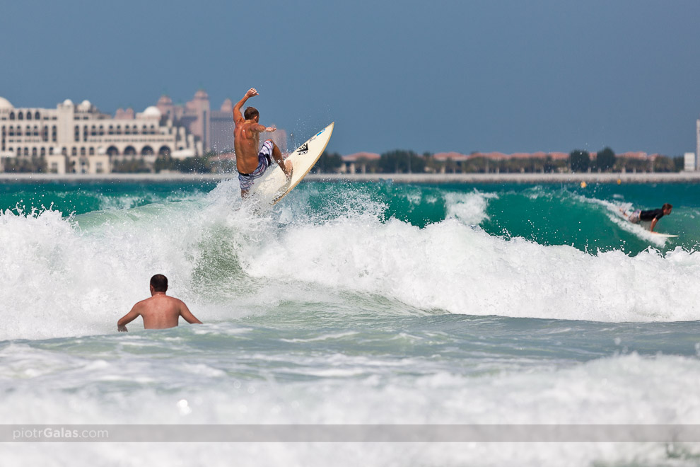 Dubaj 2013 // Na wysokości Sheraton Jumeirah Beach Resort na plaży Marina Beach (przy JBR) często można spotkać liczną grupę surferów, korzystających z tworzących się w tym miejscu fal.