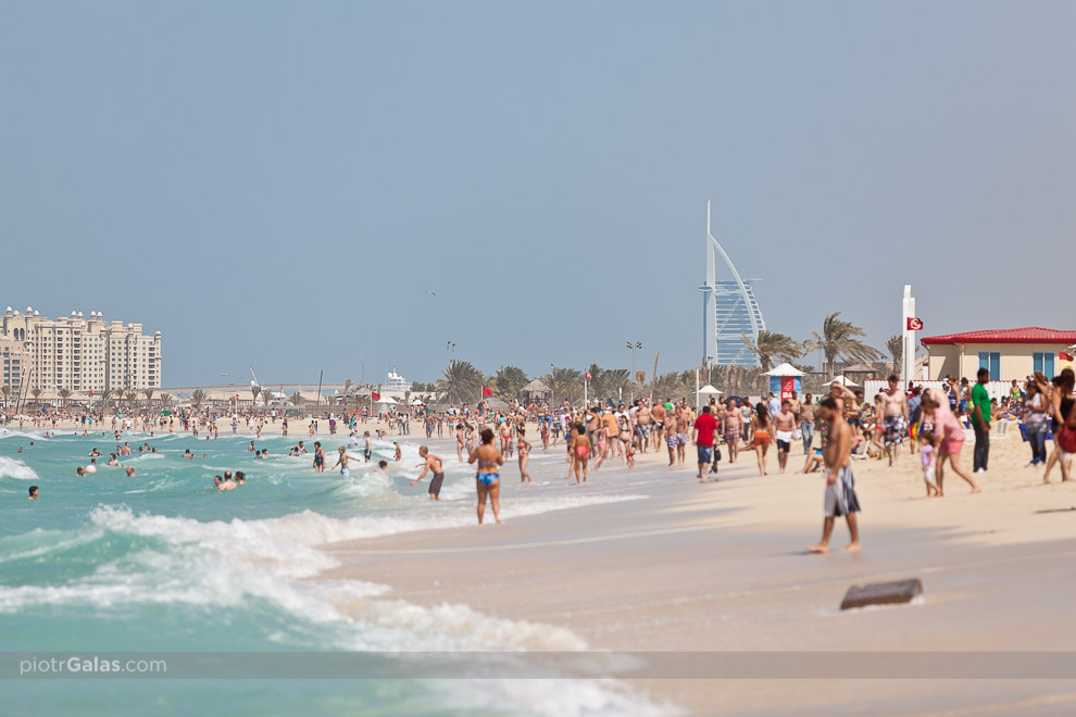 Dubaj 2013 // Przy sprzyjających warunkach pogodowych na plażach można zaobserwować tłumy turystów. Mówiąc o sprzyjających warunkach mam na myśli lekki wiaterek, najlepiej od morza, w czasie lutowego popołudnia, gdy temperatura w cieniu oscyluje w okolicach 25-30 stopni Celcjusza.