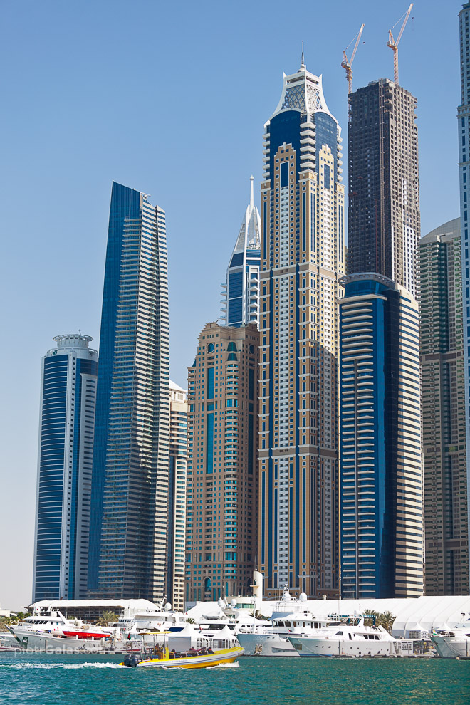 Dubaj 2013 // Raz jeszcze wieżowce Jumeirah Beach Residence oraz na pierwszym planie, na dole, Dubai International Marine Club. Jest to miejsce wielu ekskluzywnych imprez. Podczas naszego pobytu załapaliśmy się na Dubai International Boat Show 2013, podczas którego mogliśmy z bliska podziwiać masę luksusowych łodzi z najlepszych stoczni na świecie i w rejonie. Kolejno od lewej: Tamani Hotel Marina, Ocean Heights, Al Seef Tower (z tyłu), Marina Crown, 23 Marina (z tyłu), Elite Residence, Le Reve, Marina 101 (z tyłu, w budowie), Marina Pinnacle i fragment The Princess Tower.