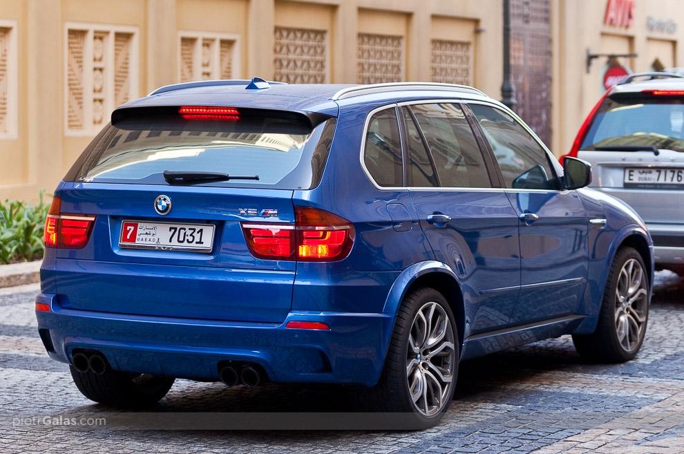 Dubaj 2013 // Ulice Dubaju, a w szczególności, JBR są dość bogate w różne i fajne okazy luksusowych samochodów. Na zdjęciu BMW X5 M.