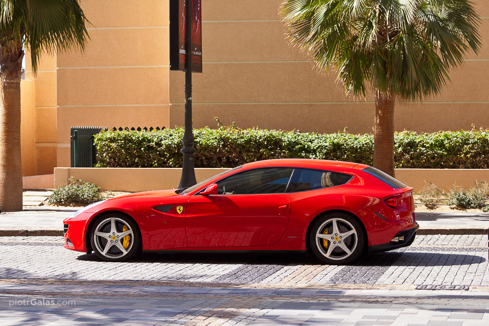 Dubaj 2013 // Stąd też nikogo nie dziwią często przejeżdżające Ferrari, Porsche, Lamborghini, Bentleye i multum innych, nawet jeszcze bardziej wysublimowanych marek. Na zdjęciu Ferrari FF.