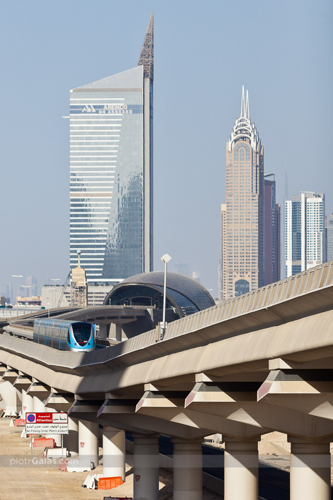 Dubaj 2013 // Dubajska komunikacja to 2 linie metra, linie autobusowe, linie tramwai wodnych oraz od końcówki 2014 roku - linia tramwajowa.