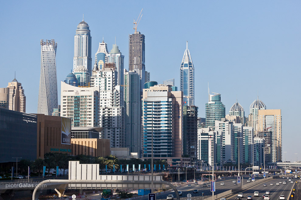 Dubaj 2013 // Na zdjęciu na pierwszym planie po lewej widać Dubai Marina Mall. Następnie powyżej, od lewej - fragment , Murjan Tower (), Al Mesk Tower (), jeszcze w budowie Bunyan Tower i ostatni Ariyana Tower Dubai ().
