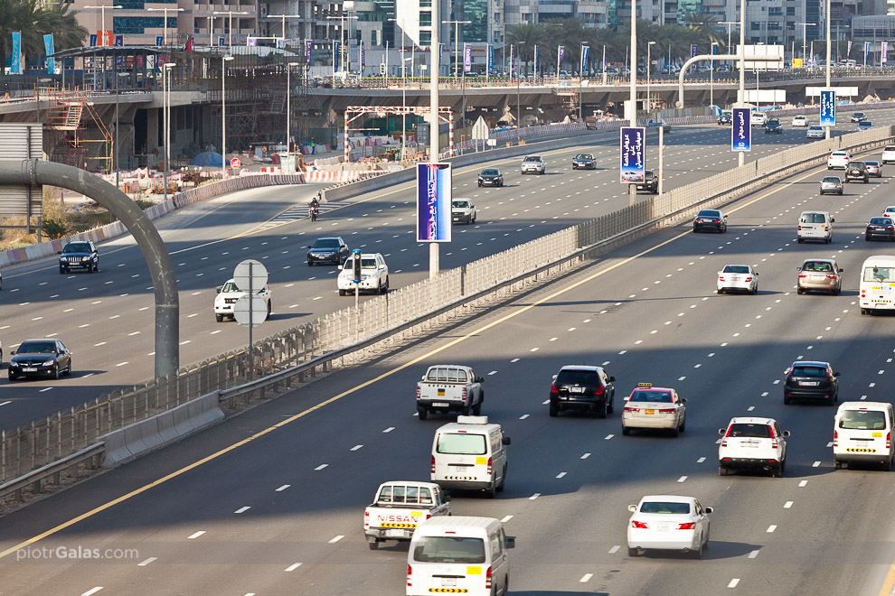 Dubaj 2013 // Główna arteria Dubaju, która ciągnie się przez niego to Sheikh Zayed Road, a właściwie Sheikh Zayed bin Sultan Al Nahyan Road. Cała droga ma długość ponad 558 km i przechodzi przez całe Zjednoczone Emiraty Arabskie, nosi oznaczenie E11, ale na odcinku dubajskim nosi nazwę jak powyżej. Odcinek ten ma 55 kilometrów długości i jest mocno poszerzony w stosunku do zwykłej E11, która na większej części dysponuje "tylko" 3 pasami ruchu w każdym kierunku. Tutaj widzimy ich aż po 6 w każdym z kierunków.