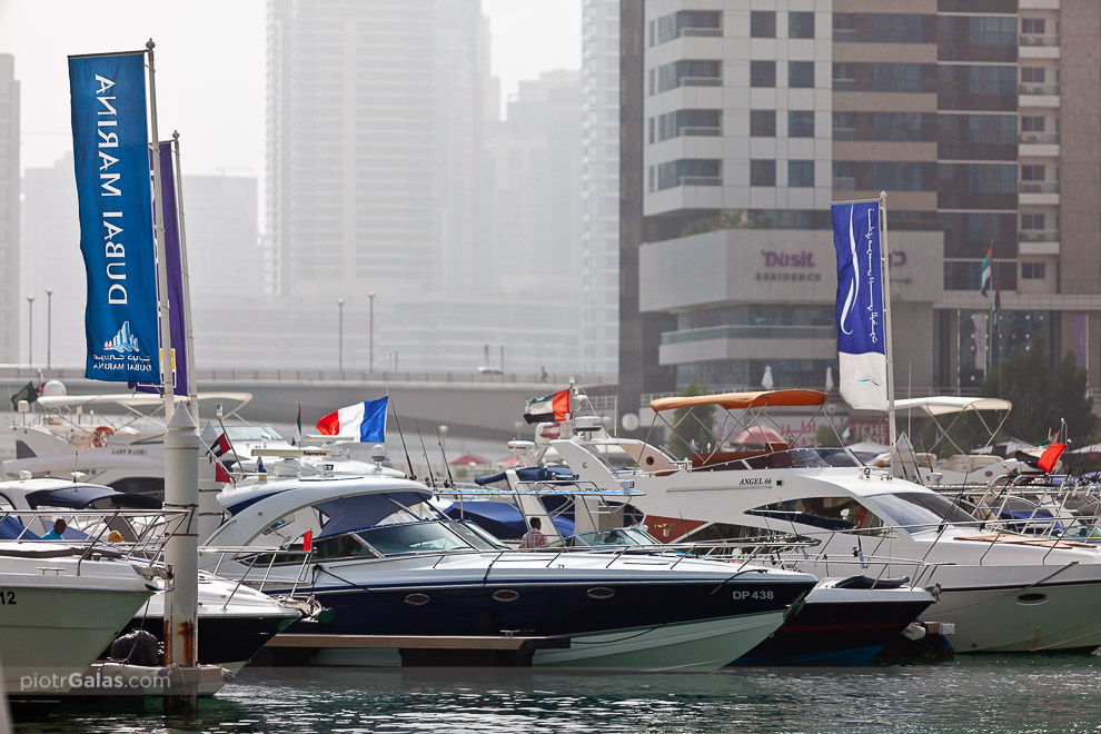 Dubaj 2013 // Dubai Marina, to sztuczny kanał, który po wykopaniu przygotowano pod względem drug, a następnie zaczęto budować kompleksy mieszkalno-hotelowo-biurowe. Ma długość ponad 3 kilometrów i jest otoczona deptakiem o długości 7 kilometrów. Znajduje się przy niej sama restauracji, mniejsze i większe sklepy, 4 mariny, przy których cumują takie właśnie łodzie i jachty. Znajdziecie tutaj również jachtklub, a u północnego wylotu do Zatoki Perskiej znajduje się  prawdziwa marina, dla tych największych i najbardziej luksusowych łodzi, z całą niezbędną infrastrukturą. To właśnie na jej terenach rok rocznie odbywa się Dubai International Boat Show.