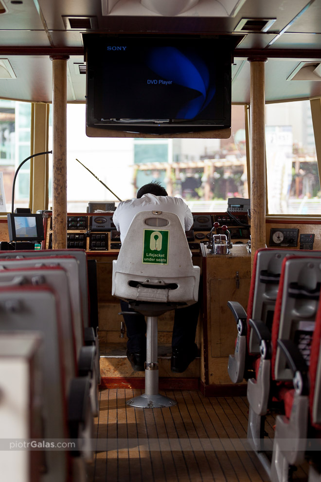 Dubaj 2013 // Wnętrze tramwaju wodnego. Na zdjęciu widać kapitana korzystającego z chwili wytchnienia pomiędzy kolejnymi kursami.