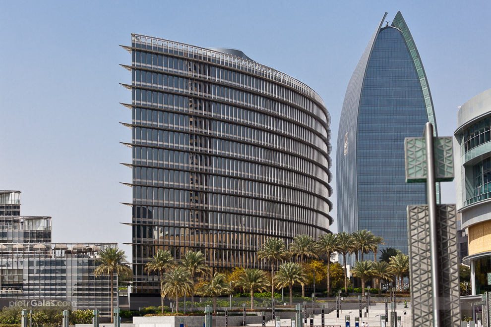 Dubaj 2013 // U podnóża największego budynku świata znajdują się widoczny na środku budynek pomocniczy, dalej Boulevard Plaza Tower 1, a po prawej fragment największego na świecie centrum handlowego - Dubai Mall.