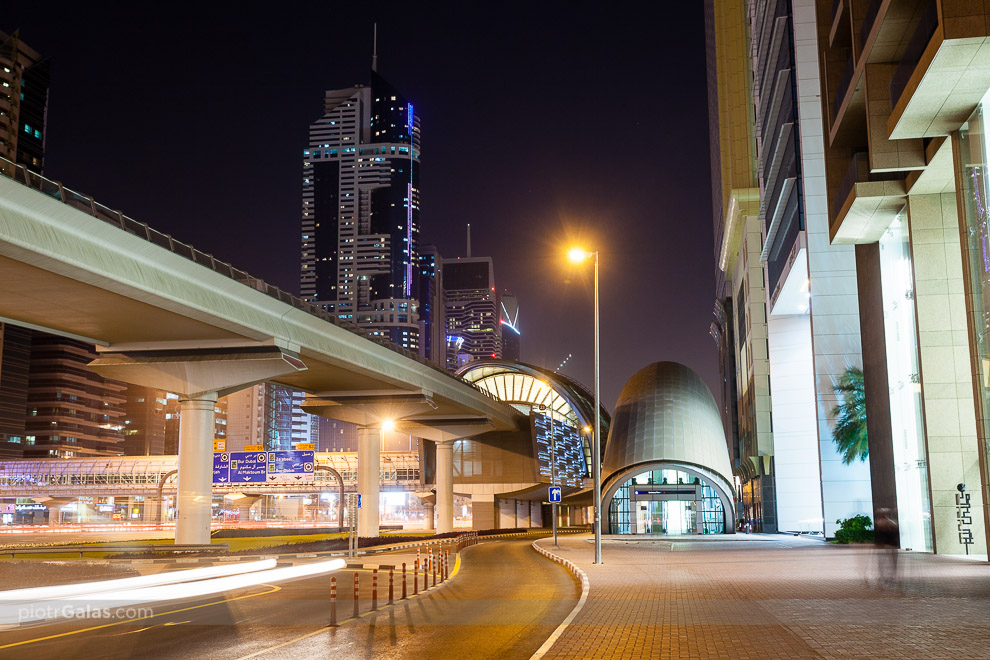 Dubaj 2013 // Na pierwszym planie Emirates Towers Metro Station, a w tle ...