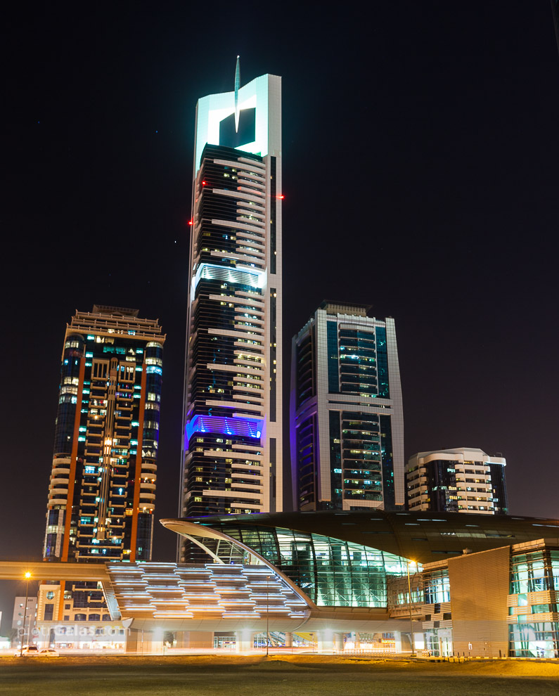 Dubaj 2013 // Emirates Towers Metro Station, a oprócz tego, od lewej - Sheikh Essa Tower, Chelsea Tower Hotel Apartments, Al Hawai Tower i po prawej Sheikh Marwan Tower.