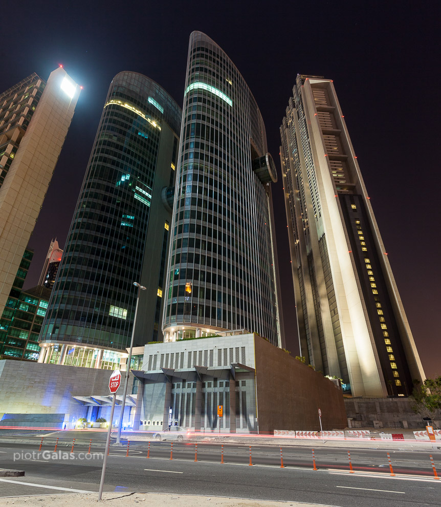 Dubaj 2013 // Na tym zdjęciu pierwszy od lewej jest fragment budynku Liberty House, dalej prześwituje Park Towers, w środku z łącznikami między dwoma wieżami Emirates Financial Towers, a po prawej The Index Building.