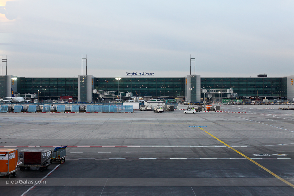 Lizbona 2012 // Do Lizbony lecieliśmy z przesiadką we Frankfurcie, czyli trzecim co do wielkości obsługiwanego ruchu lotniskiem w Europie. Odcinek WAW-FRA odbyliśmy z Lufthansą i jednym z jej Airbusów.