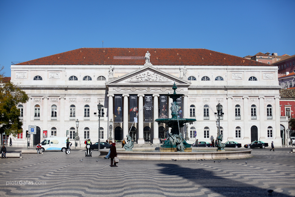 Lizbona 2012 // Plac Rossio i budynek <a href="https://plus.google.com/100354789244793057605/about?gl=pl&hl=pl" target="_blank">National Theatre D. Maria II</a>.
