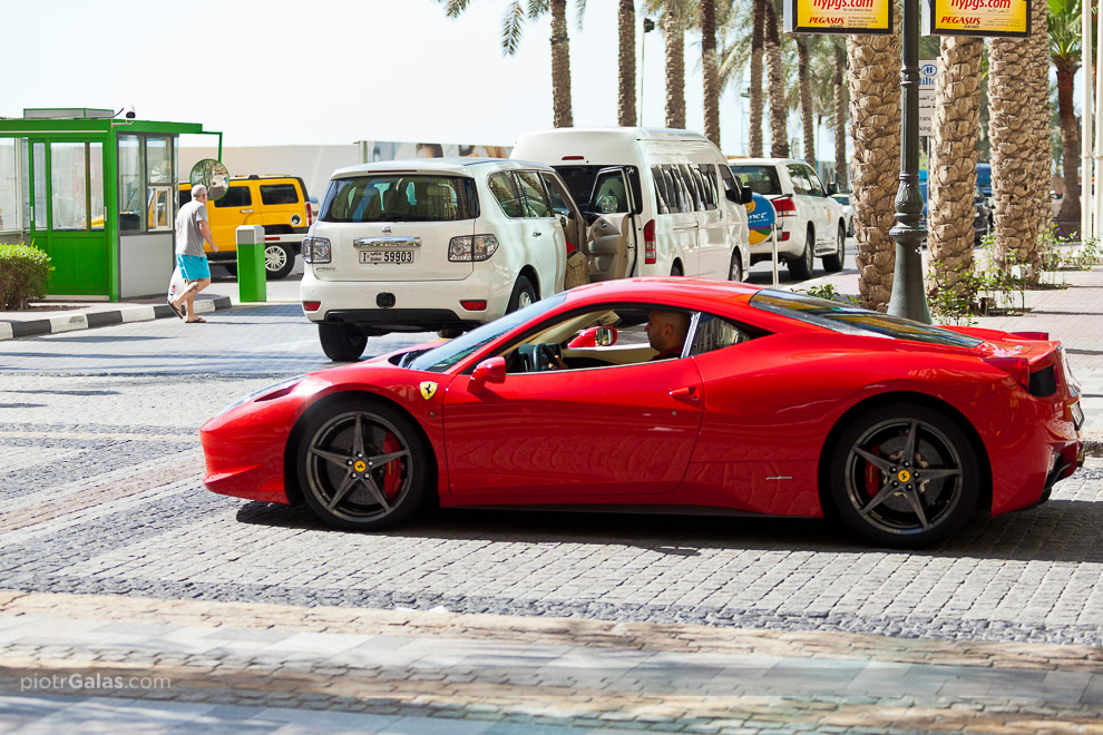 Dubaj 2013 // Dosłownie można grymasić i przebierać w wersjach Ferrari, które Warto sfotografować (: Na zdjęciu Ferrari 458.