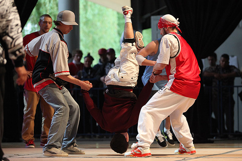 Warsaw Challenge 2010 - dzień drugi (fotogaleria) // Breakdance to nie tylko pokazy solowe kolejnych zawodników z poszczególnych ekip, ale również numery wykonywane zespołowo. Im bardziej zgrany i doświadczony skład, tym bardziej wyczyniają wykręcone rzeczy. Fot. Piotr Galas
